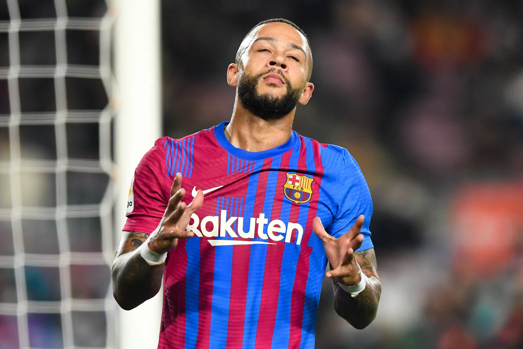 Memphis wordt beticht van schwalbe: 'Dit is echt een grap'