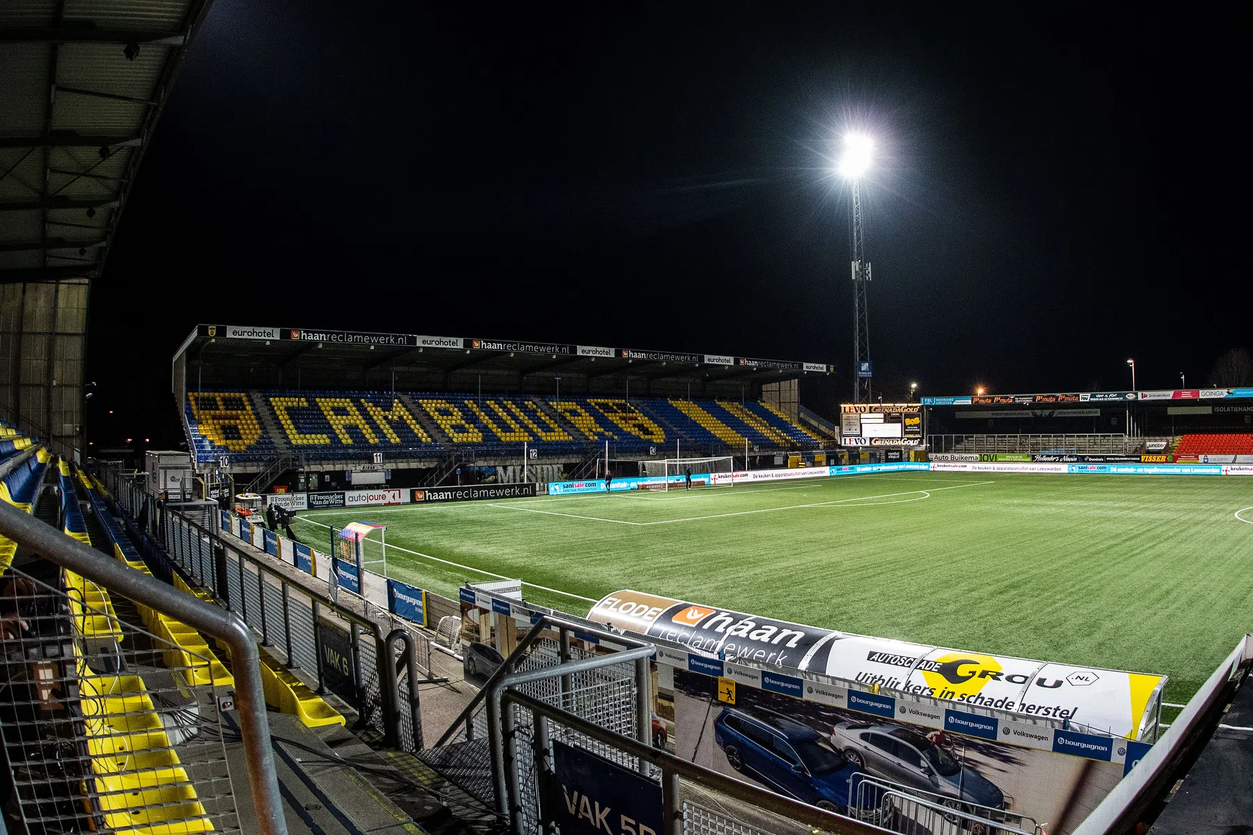 Treurig: ook laatste Eredivisie-duel stilgelegd vanwege vuurwerk en binnengedrongen fans