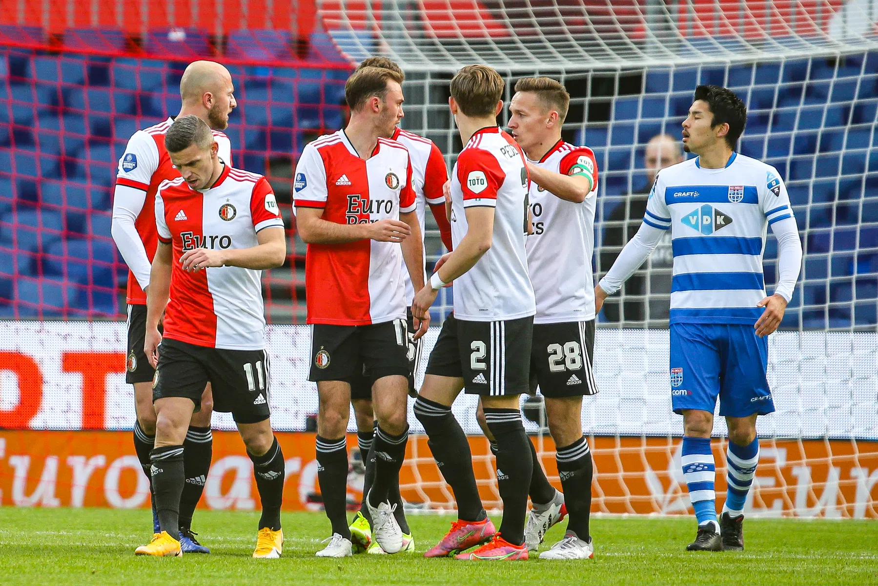 Pijnlijke beelden: Nakayama verliest voortanden in duel met Feyenoord