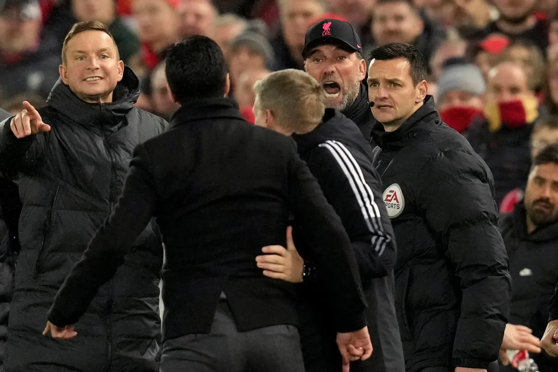 Klopp reageert op aanvaring met Arteta: 'Ik word hier echt ziek van' 