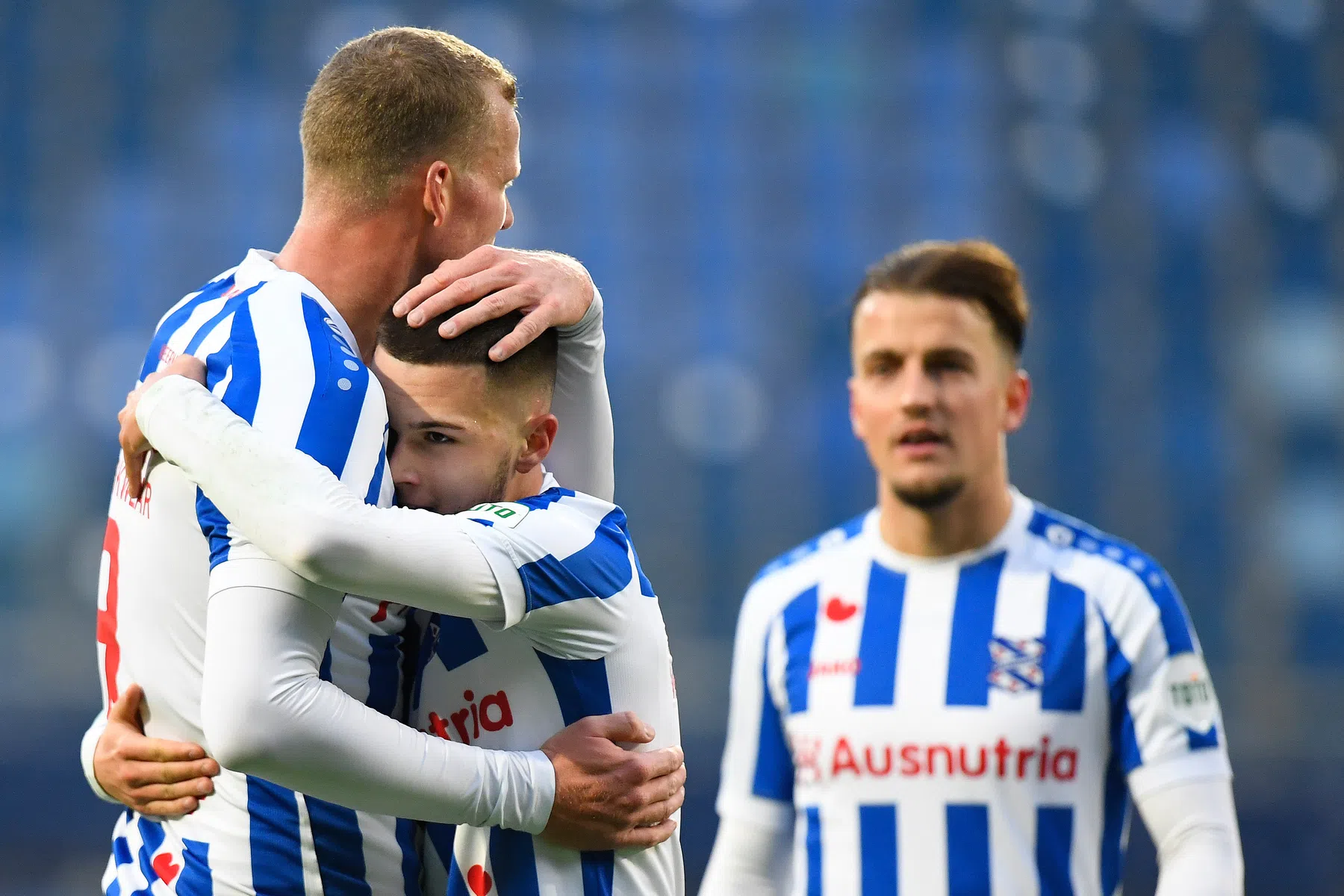 Willem II geeft het ondanks vroege rode kaart Heerenveen helemaal weg