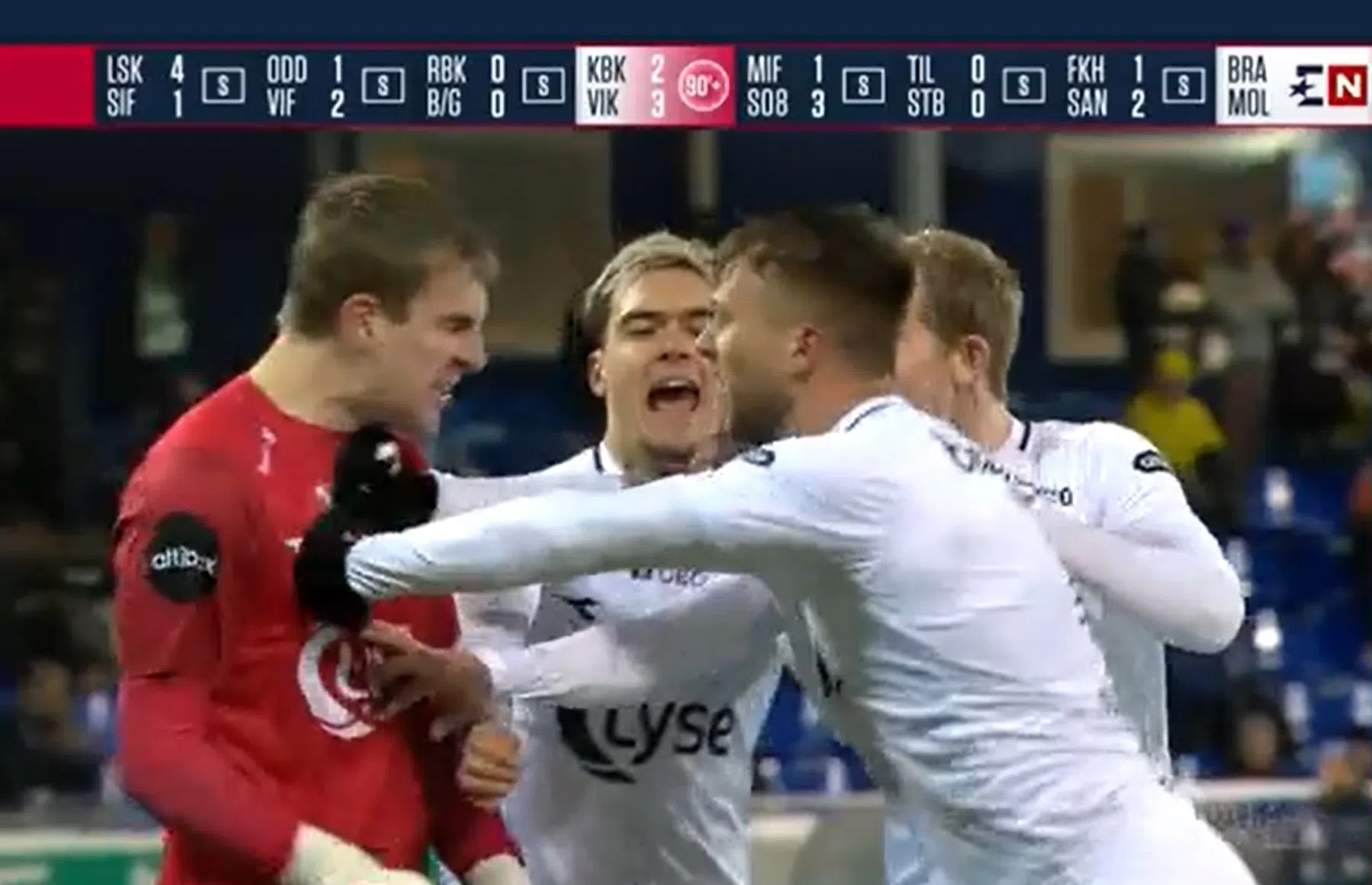 Bizar moment: keeper smeert ploeggenoot rode kaart aan met schwalbe