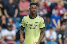 Thumbnail for article: Bizar: Arsenal-verdediger slaat aanval van overvaller met honkbalknuppel af