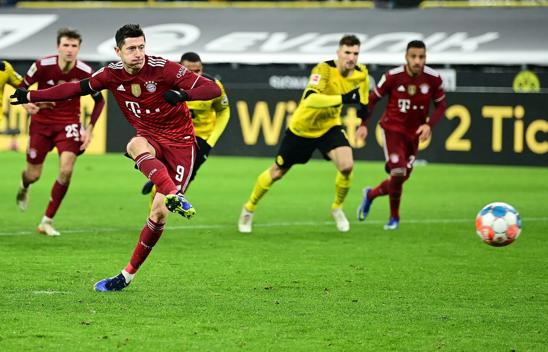 Lewandowski beslist spectaculaire topper met dubbelslag
