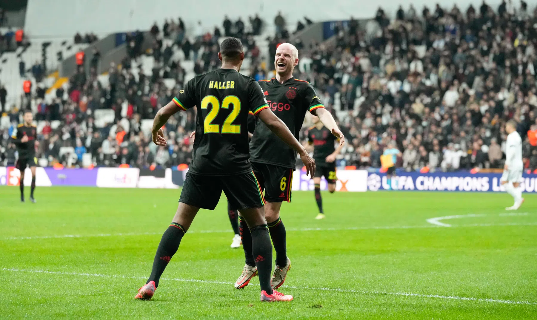 Ajax zwemt in het CL-geld: nieuwe miljoenenklapper in het voorjaar?