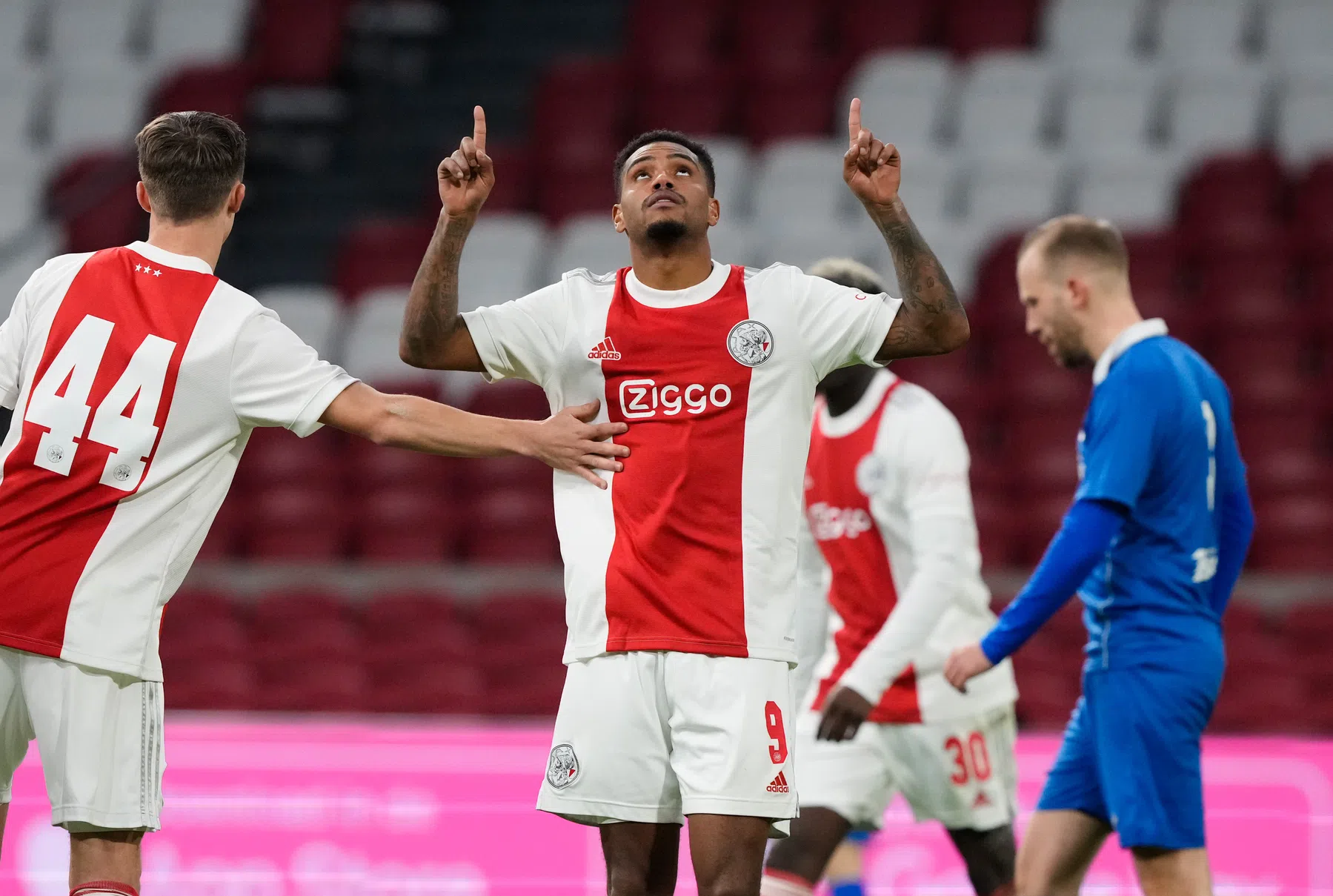 Ajax bekert verder na debutantenbal tegen Barendrecht