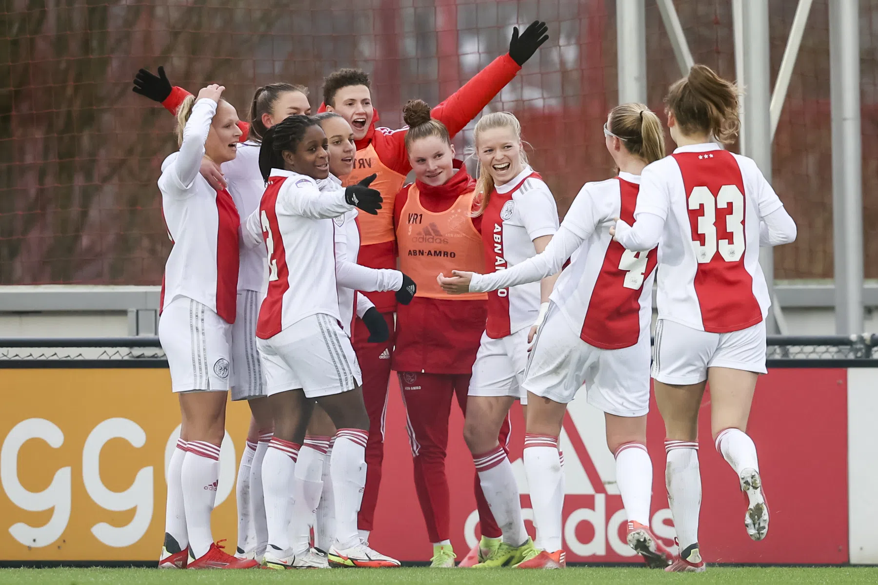 Ajax neemt wraak op Feyenoord en blijft aan kop
