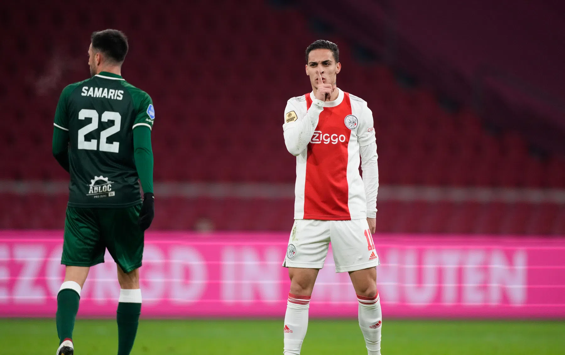Fraaie treffer Antony hoogtepunt op zorgeloze Ajax-avond