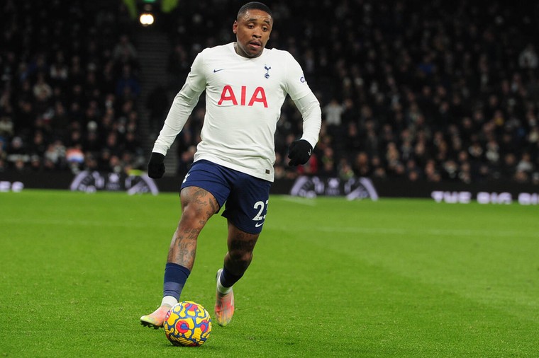 Liverpool ontsnapt in penaltythriller, Bergwijn belangrijk voor Spurs