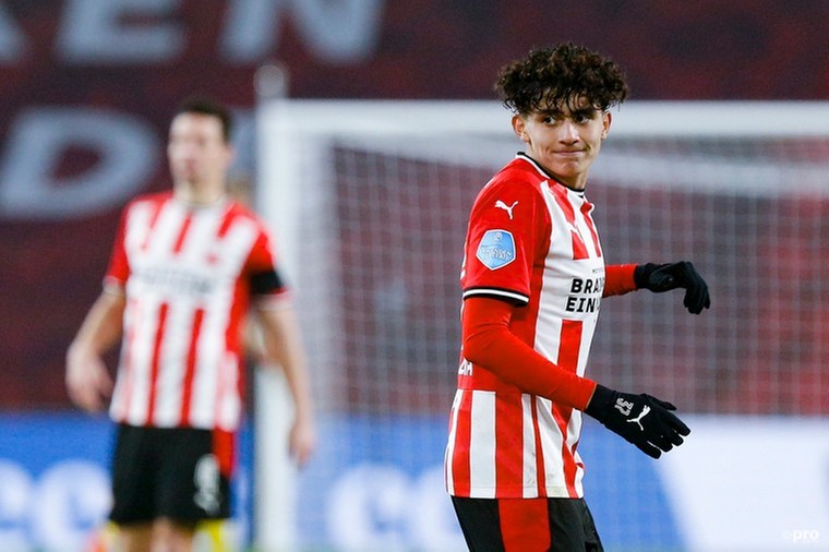 PSV deelt nieuw contract uit: 'Ik geniet van ieder moment dat ik voetballer ben'