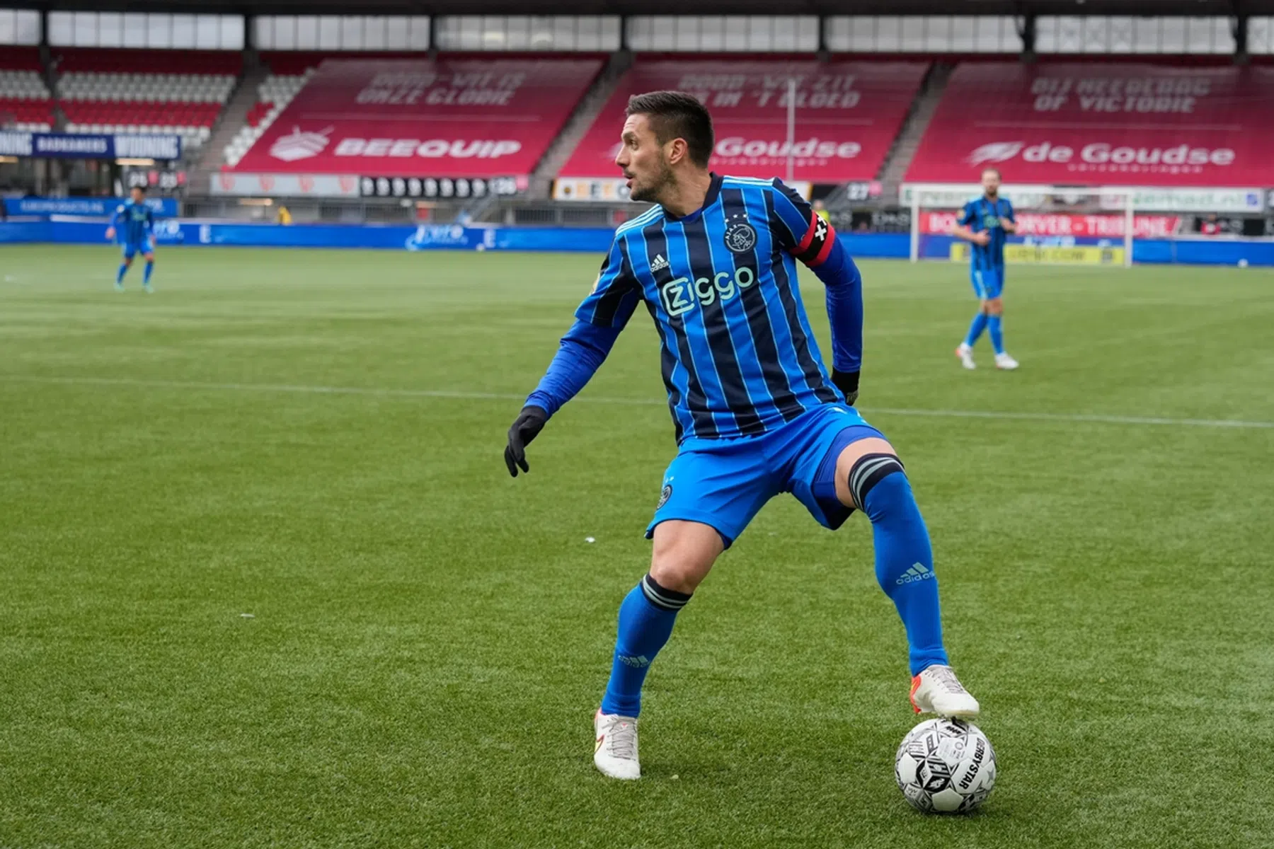 Tadic baalt van kunstgras: 'Het is alsof je op de maan speelt'