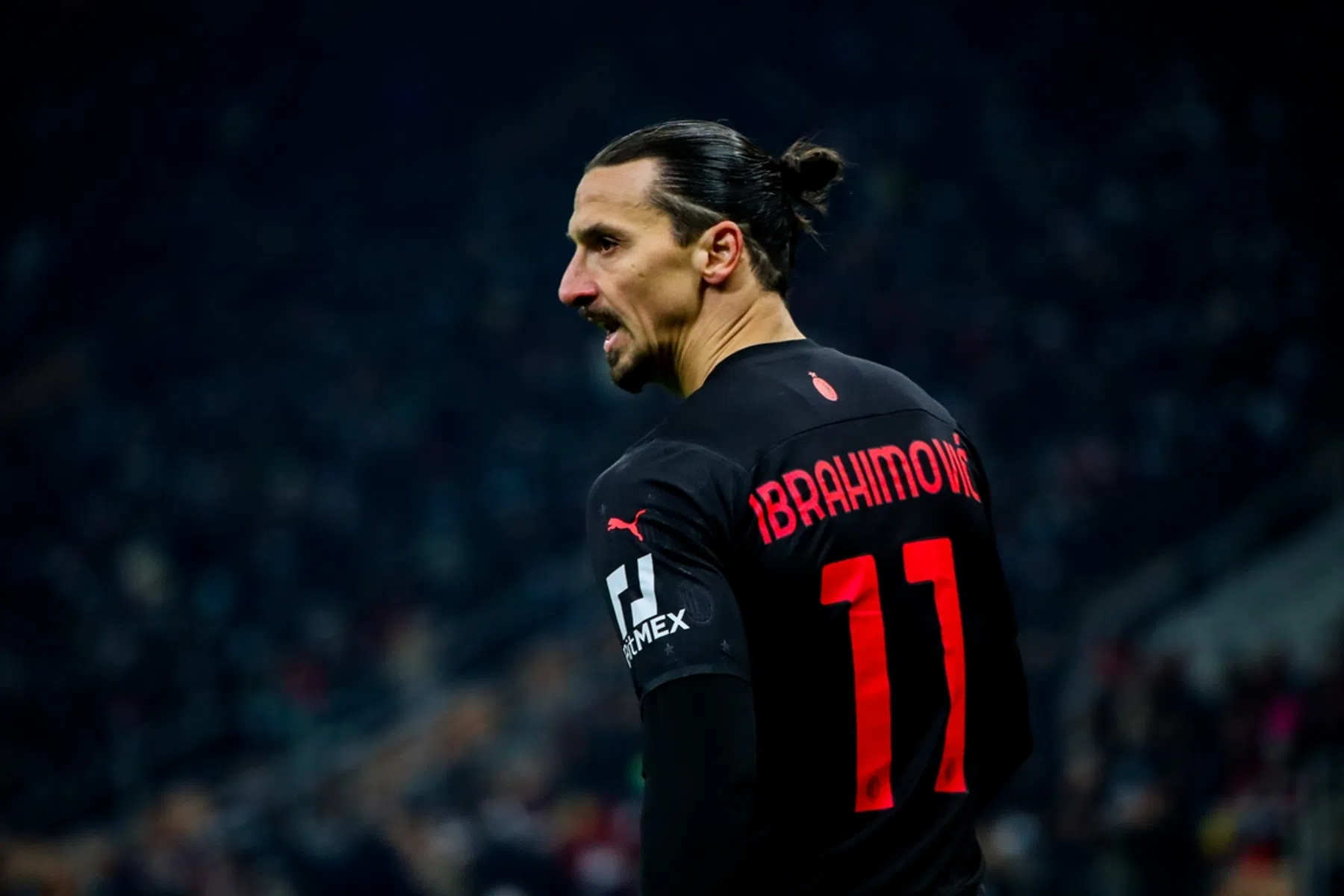 Zlatan duidelijk geen fan van kerstmis: vierde middelvinger op rij