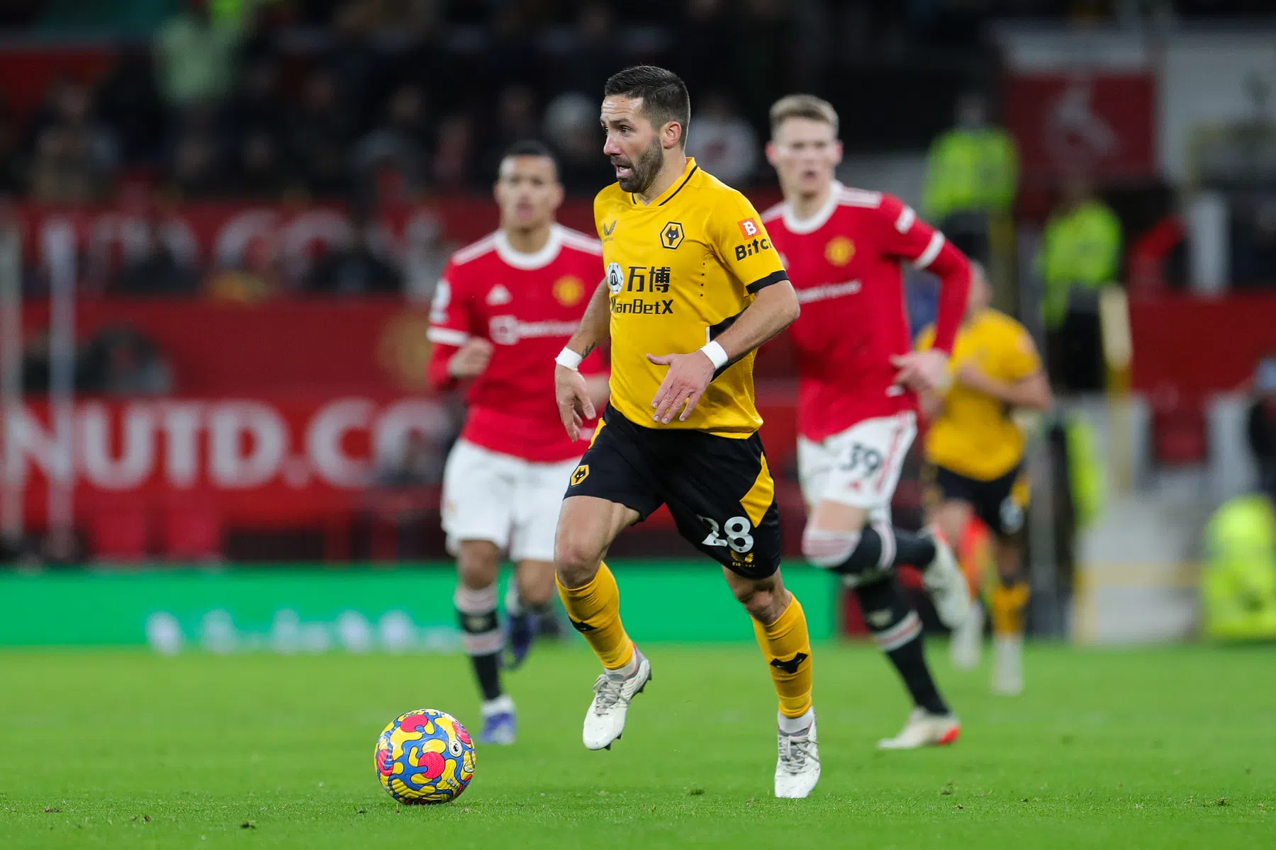 Moutinho volleert Wolves naar knappe zege bij Man United