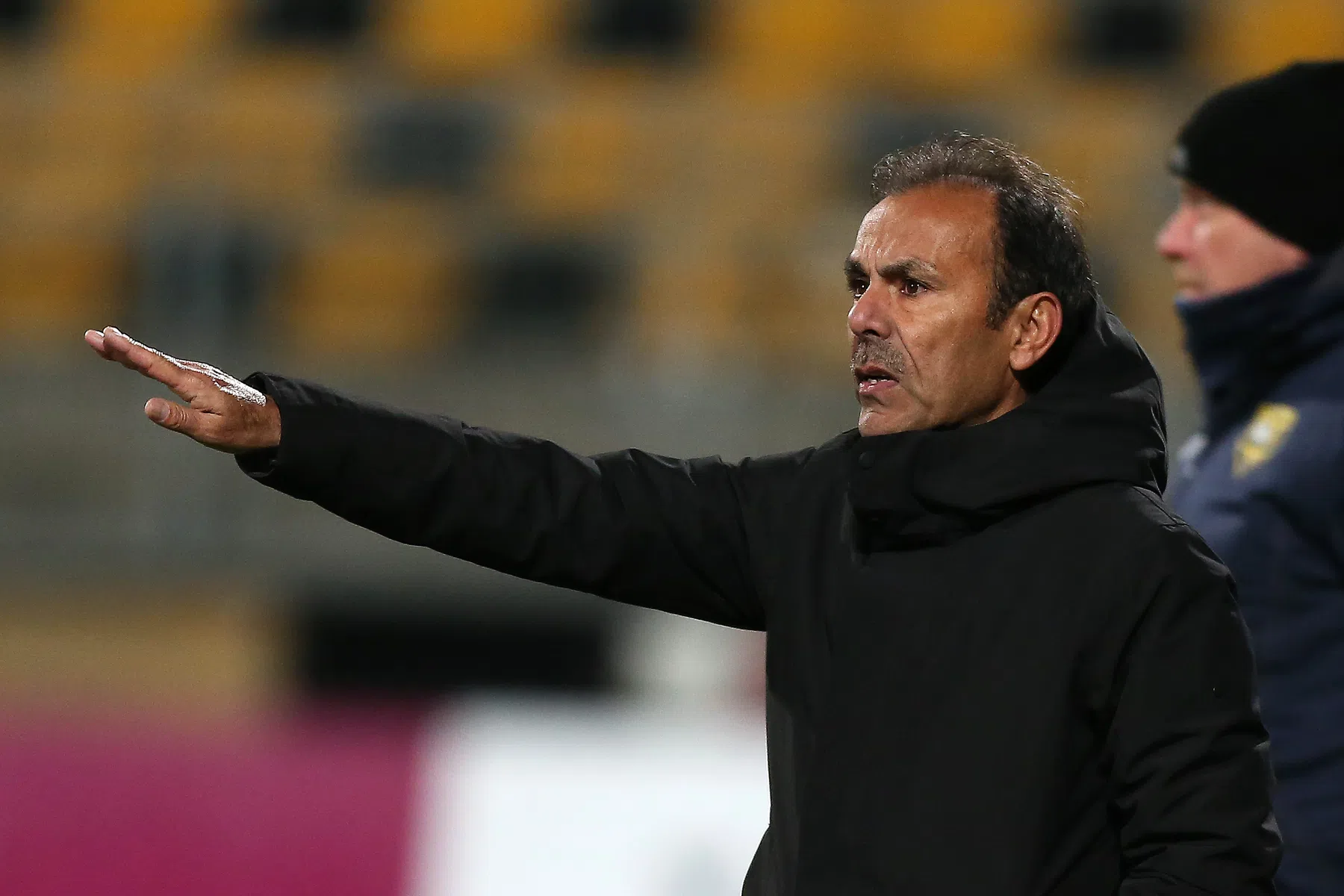 Ondanks onvrede en slechte resultaten: VVV wil langer door met Luhukay