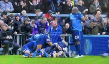 Thumbnail for article: 'Beest' Akinfenwa verplettert ploeggenoten, prachtige taferelen na FA Cup-stunt