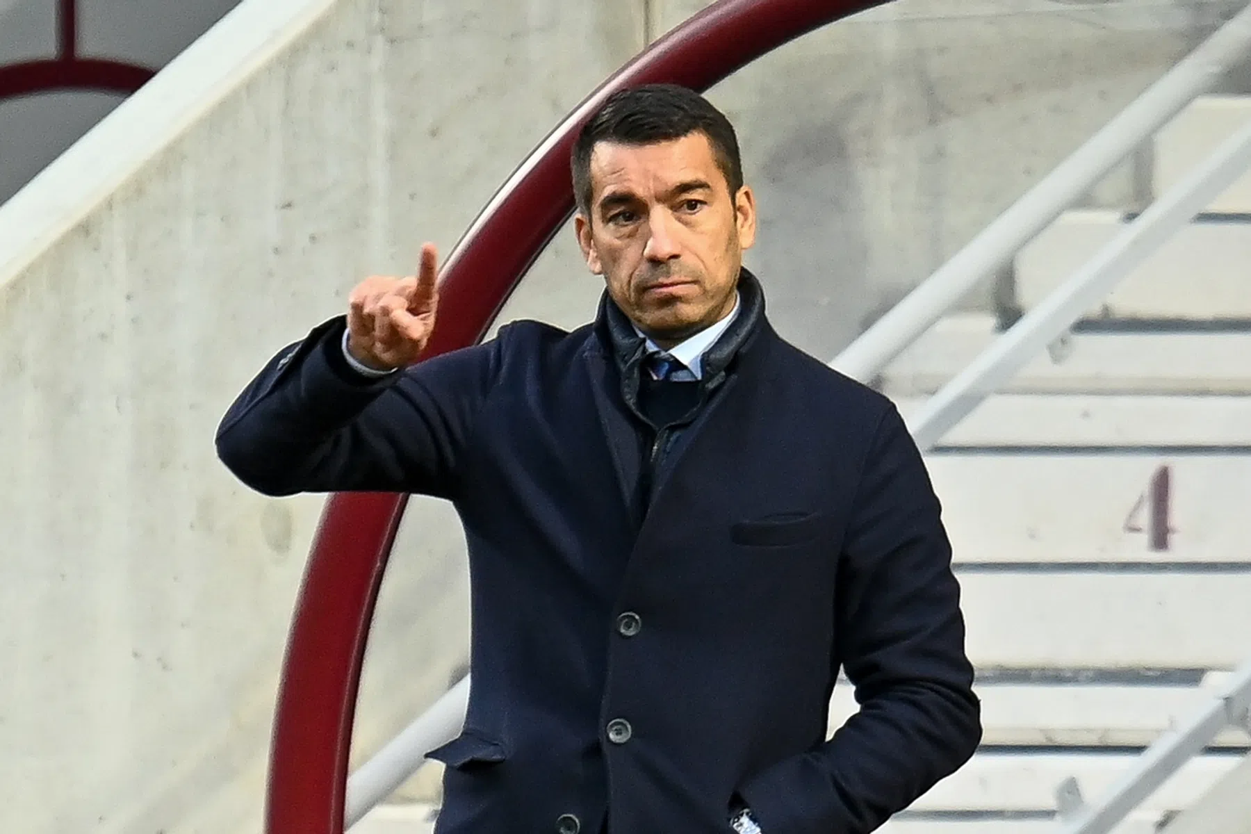 Van Bronckhorst valt in de prijzen: 'Dit maakt me heel erg trots'