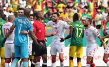 Thumbnail for article: Ongelooflijk: scheidsrechter op Afrika Cup fluit al na 85 minuten af