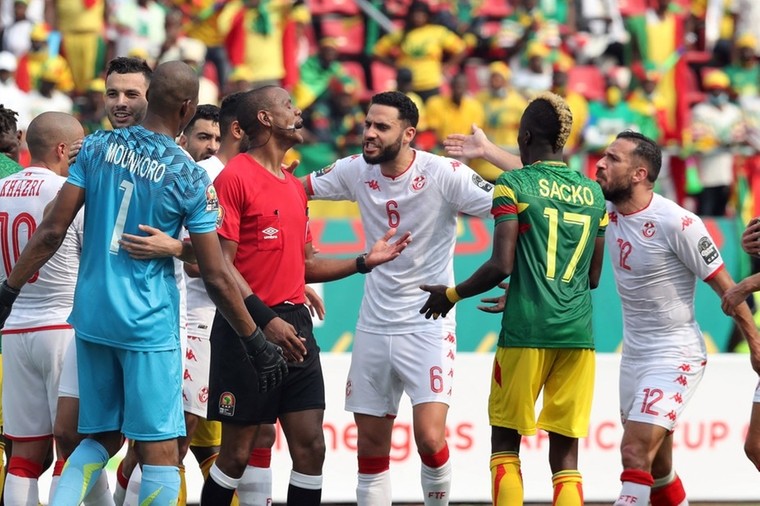 Veelbesproken Afrika Cup-scheidsrechter kampte met zonnesteek