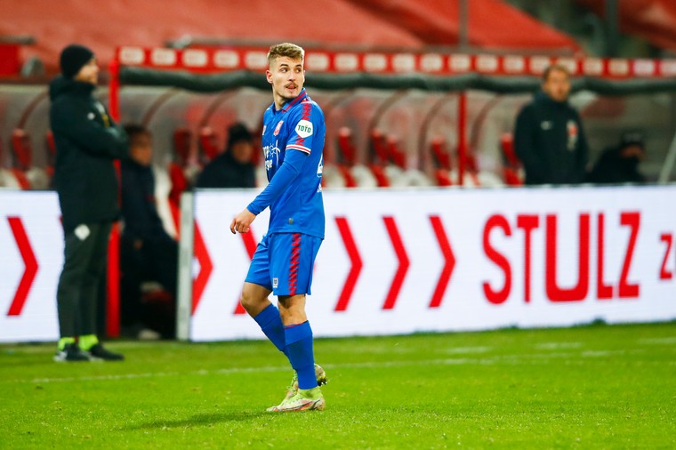 FC Twente moet Sadílek twee duels missen na omstreden elleboogstoot