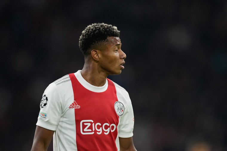 Ajax bevestigt vertrek Neres en onthult transfersom