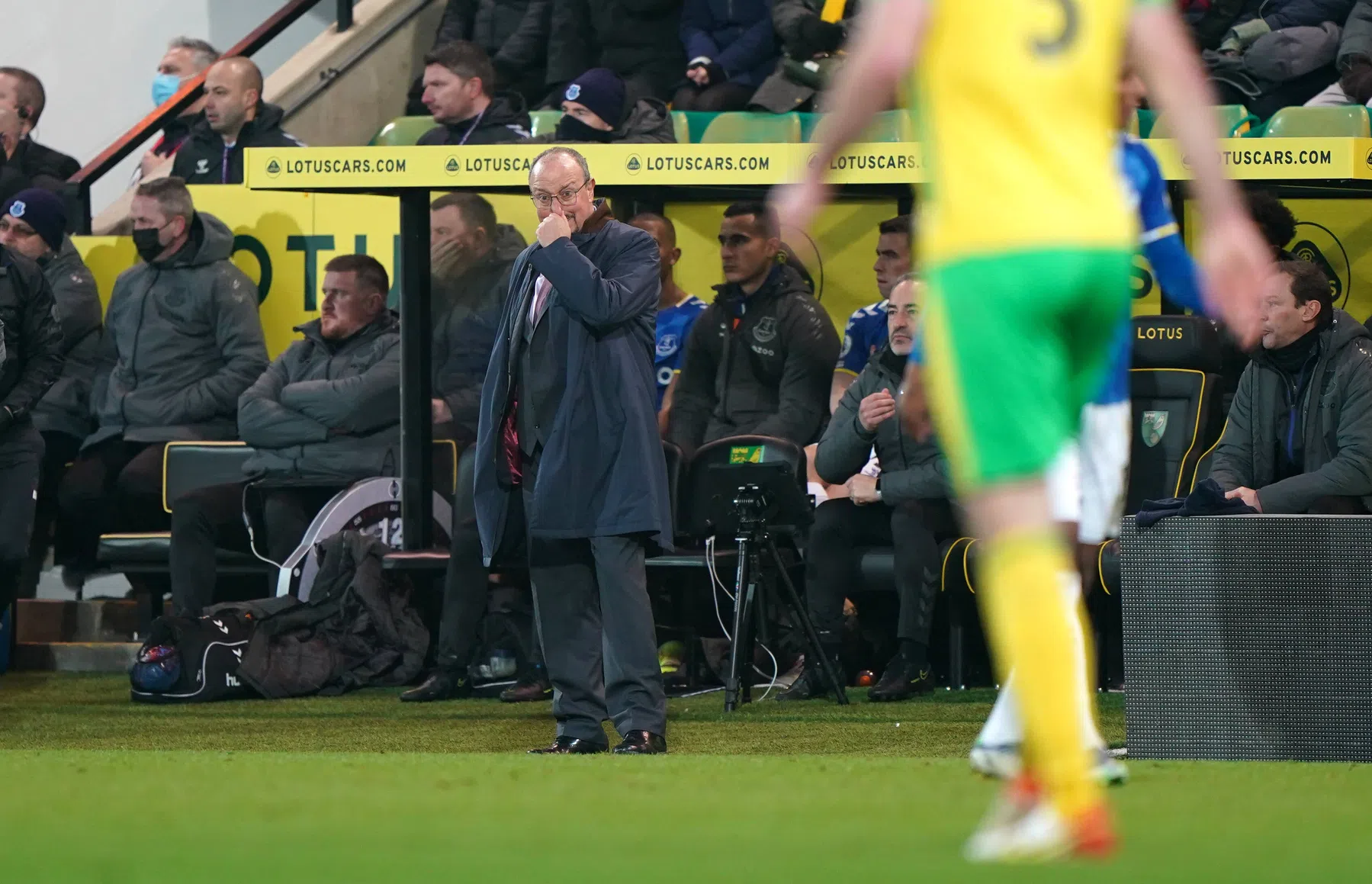 Ontslag dreigt voor Benítez na nieuwe miskleun, woeste fan stormt het veld op