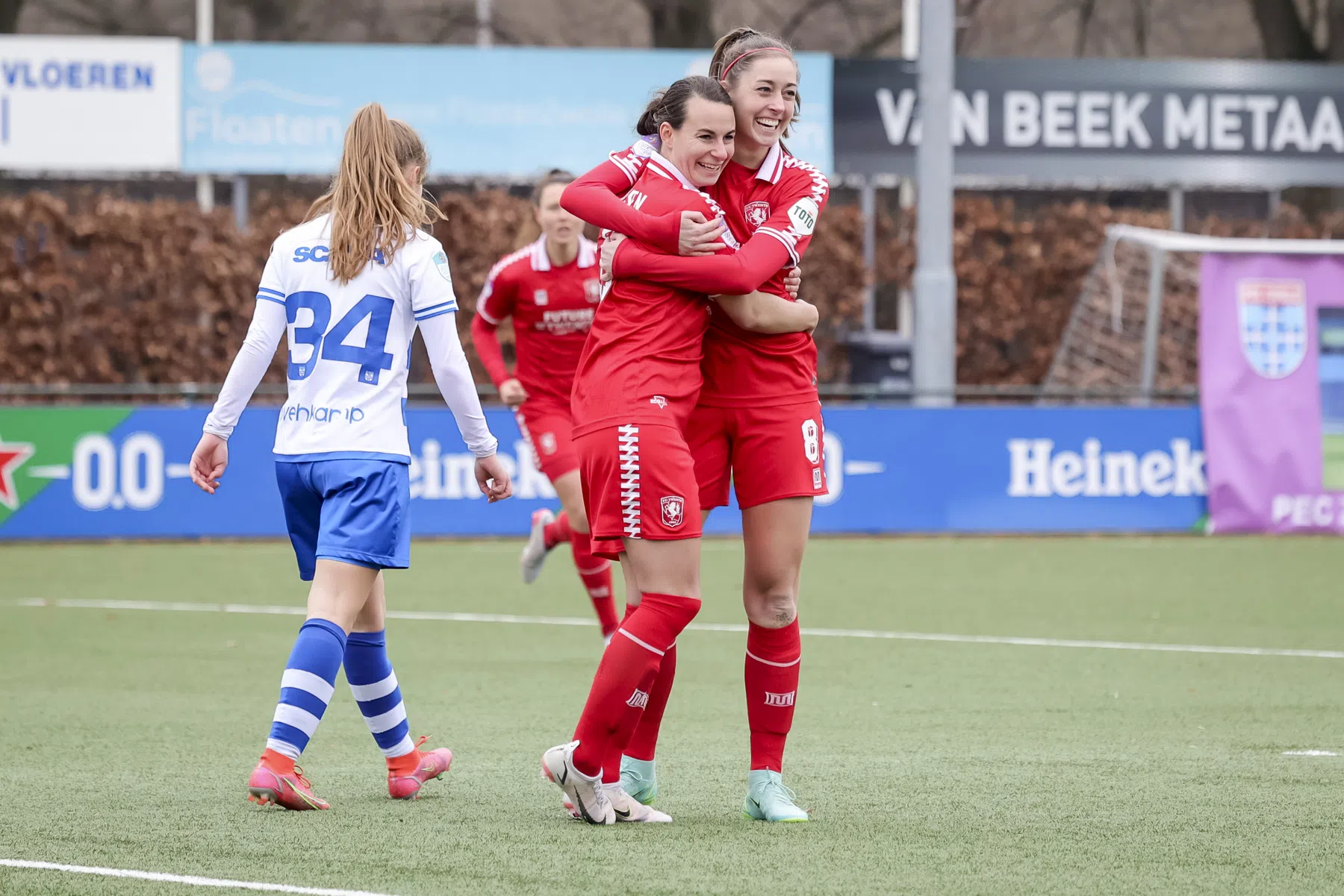 Knotsgekke openingsfase leidt tot eenvoudige zege FC Twente Vrouwen