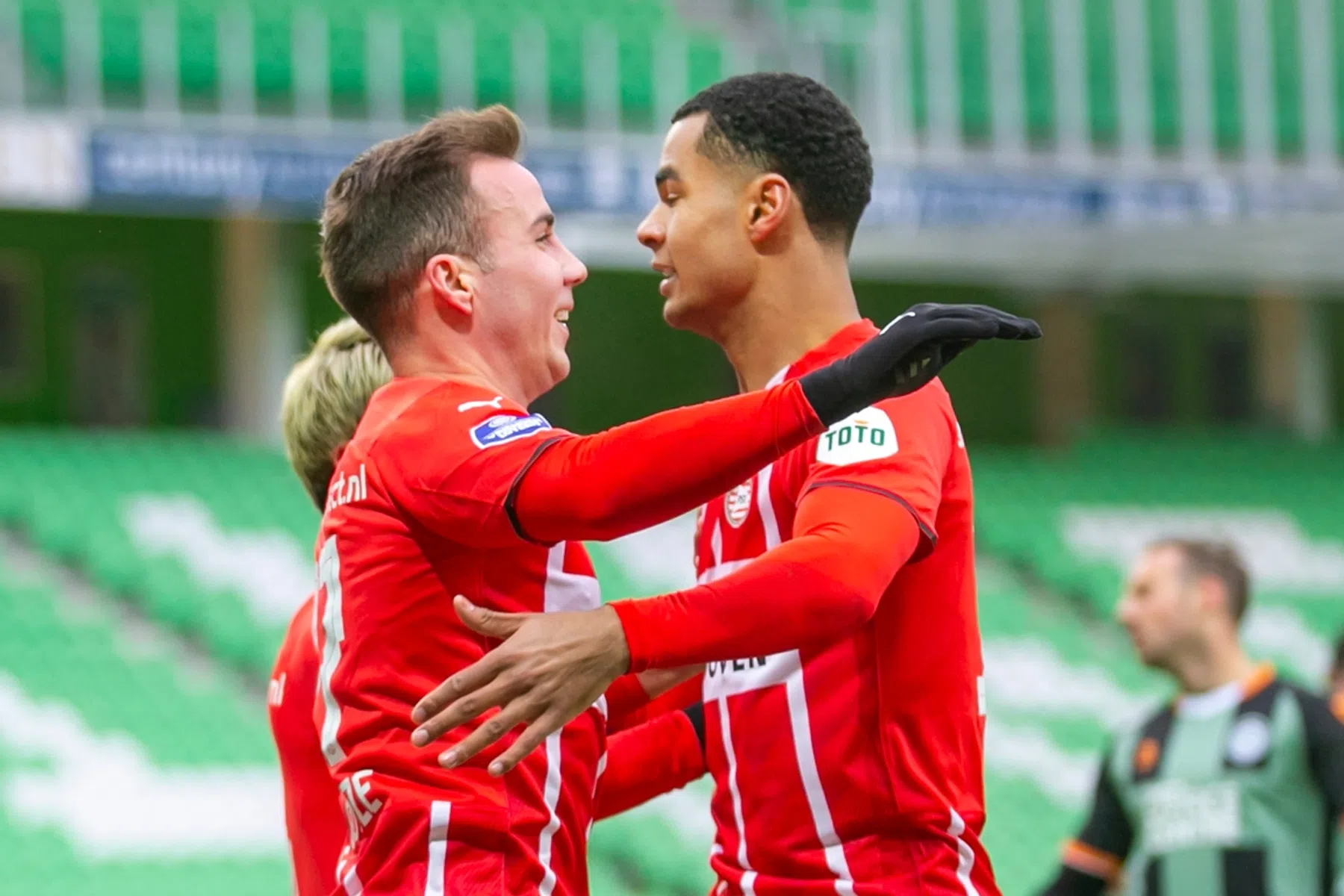 PSV ontvangt Ajax door nipte zege bij Groningen als koploper