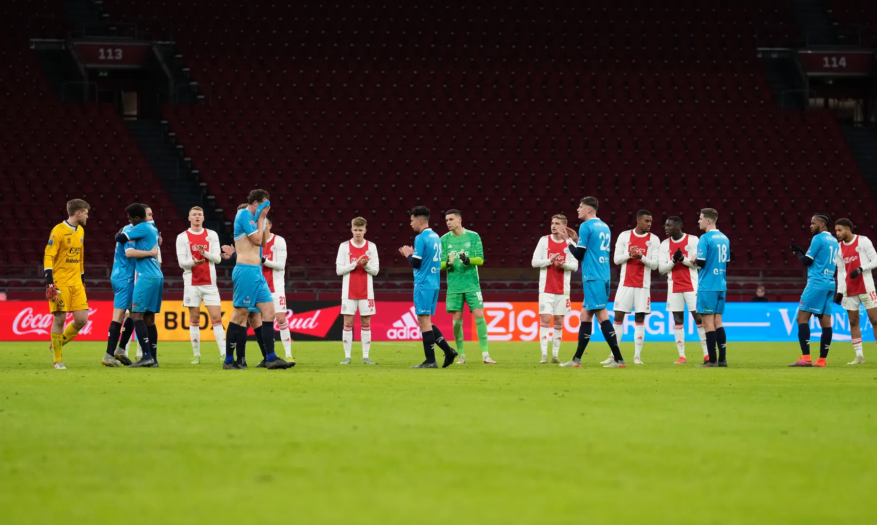 Ten Hag prijst 'energiek' Ajax en gaat in op speciale erehaag voor Maassluis-speler