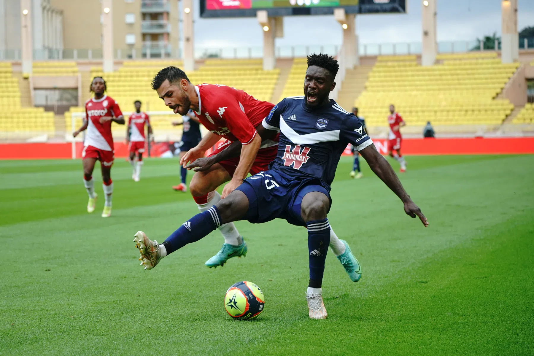 Grappende shirtsponsor leidt tot opvallende breuk 