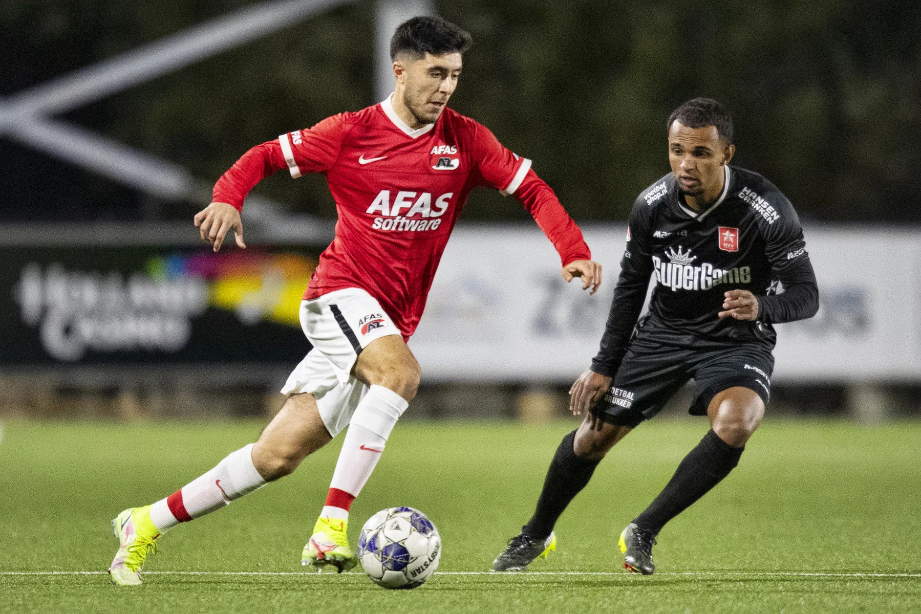 AZ beloont Barasi met nieuw contract en promotie naar A-selectie