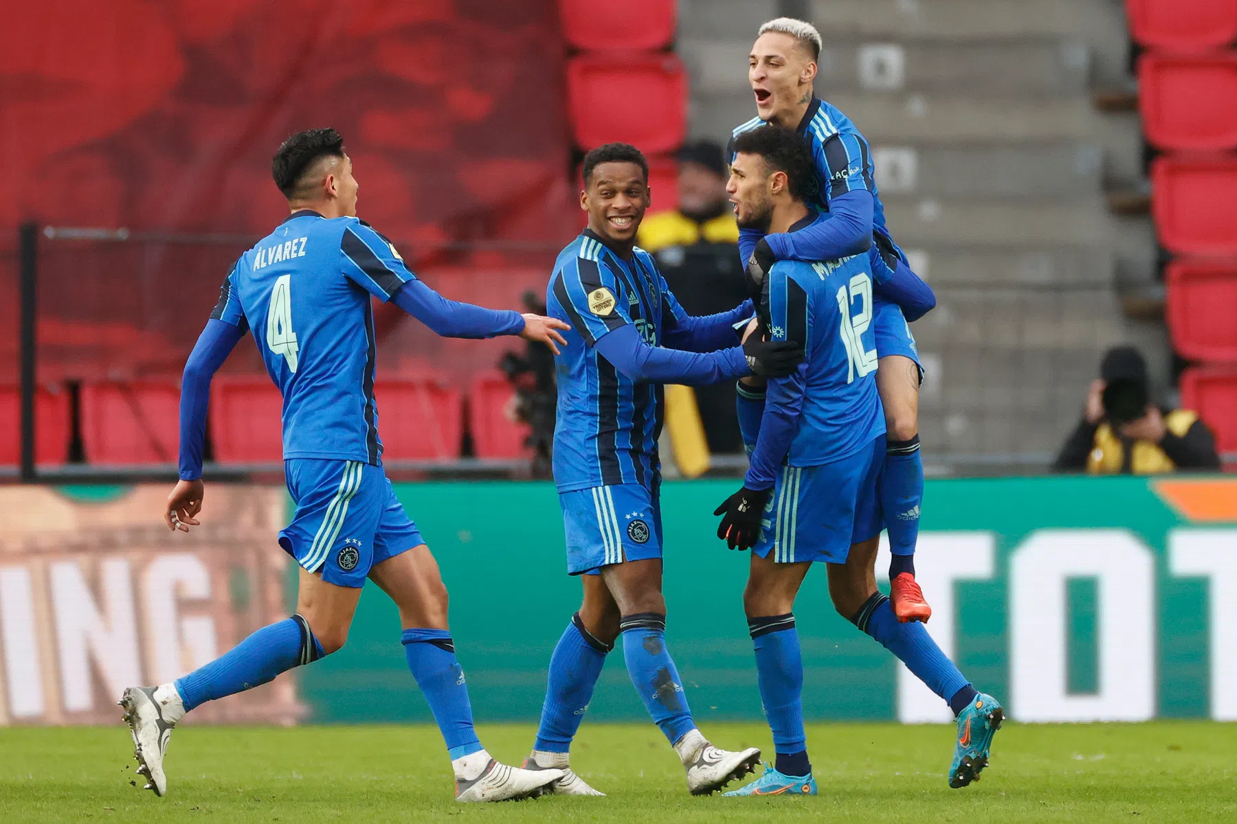 Ajax onttroont PSV als koploper dankzij veelbesproken treffer