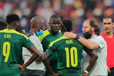 Thumbnail for article: Fijne verbroedering: Mané poseert met de keeper die hem blesseerde