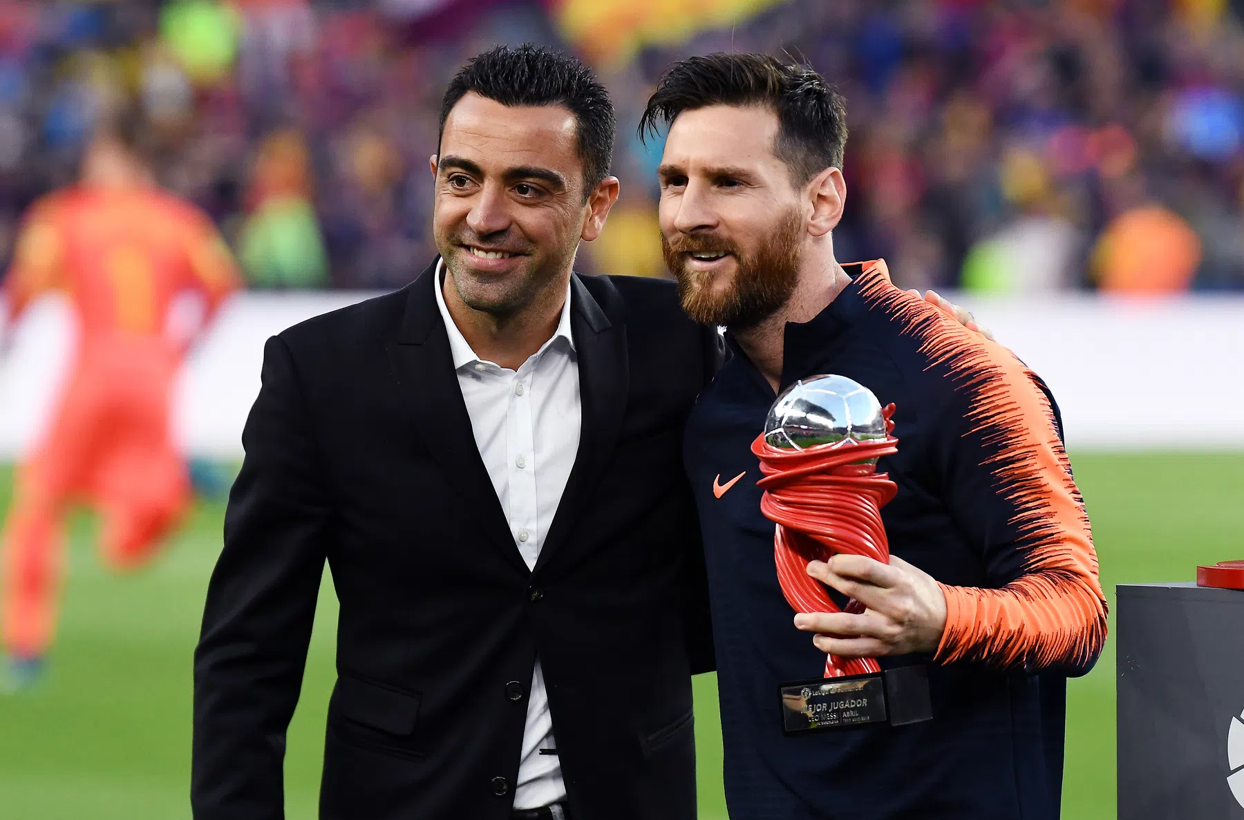 Xavi viert verjaardag met Messi, Dessers luistert met open mond naar RvP