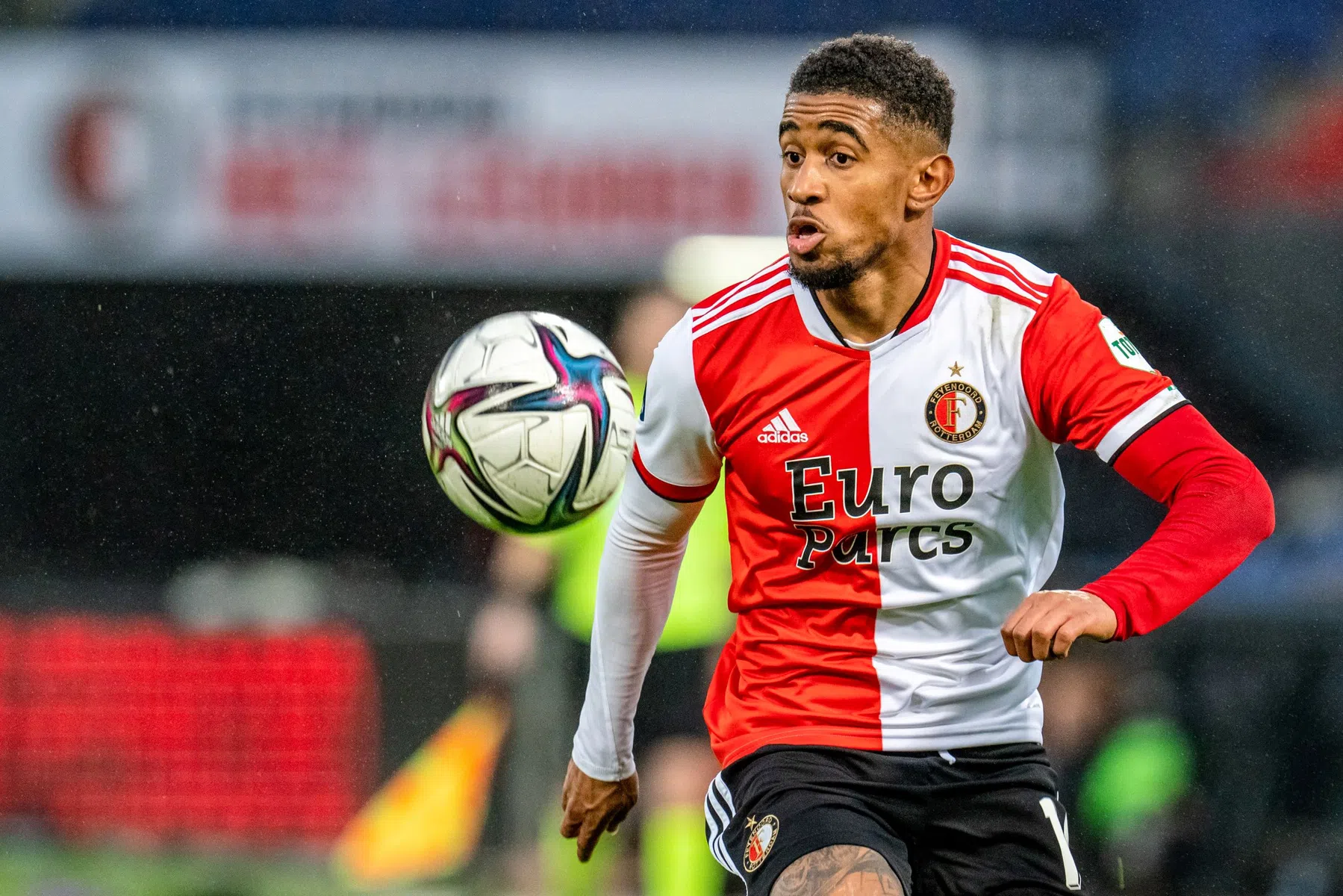 Reiss Nelson worstelt bij Feyenoord: 'Het talent druipt er nog steeds vanaf'
