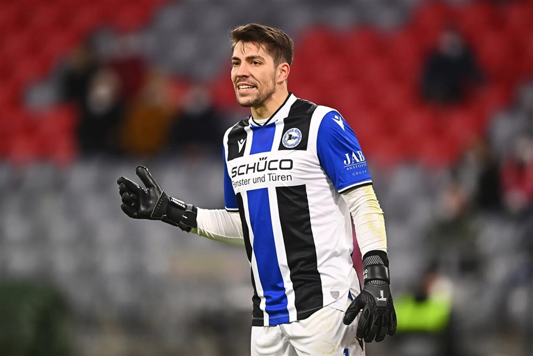 PSV flirt met Arminia Bielefeld-doelman Stefan Ortega