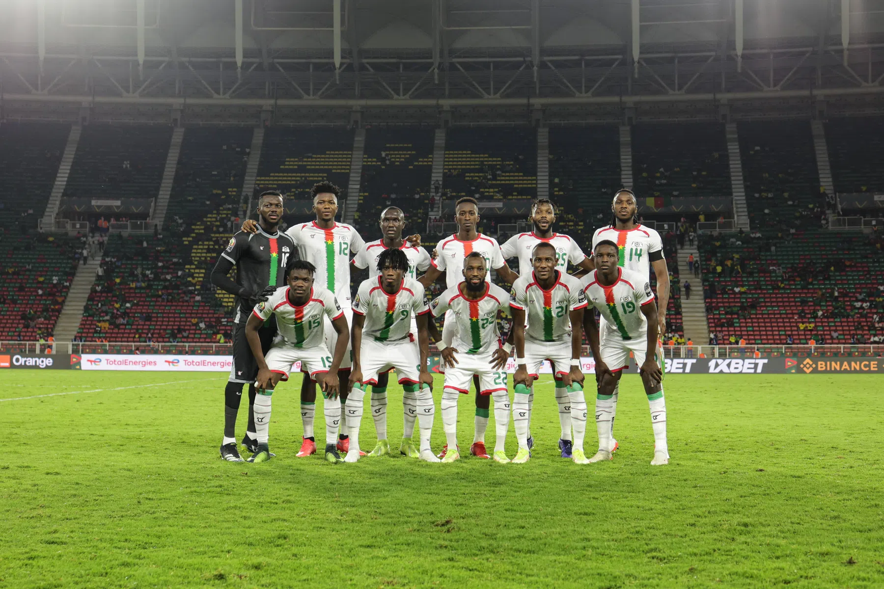 Matchwinner en rood: Ouattara speelt hoofdrol op feestavond Burkina Faso