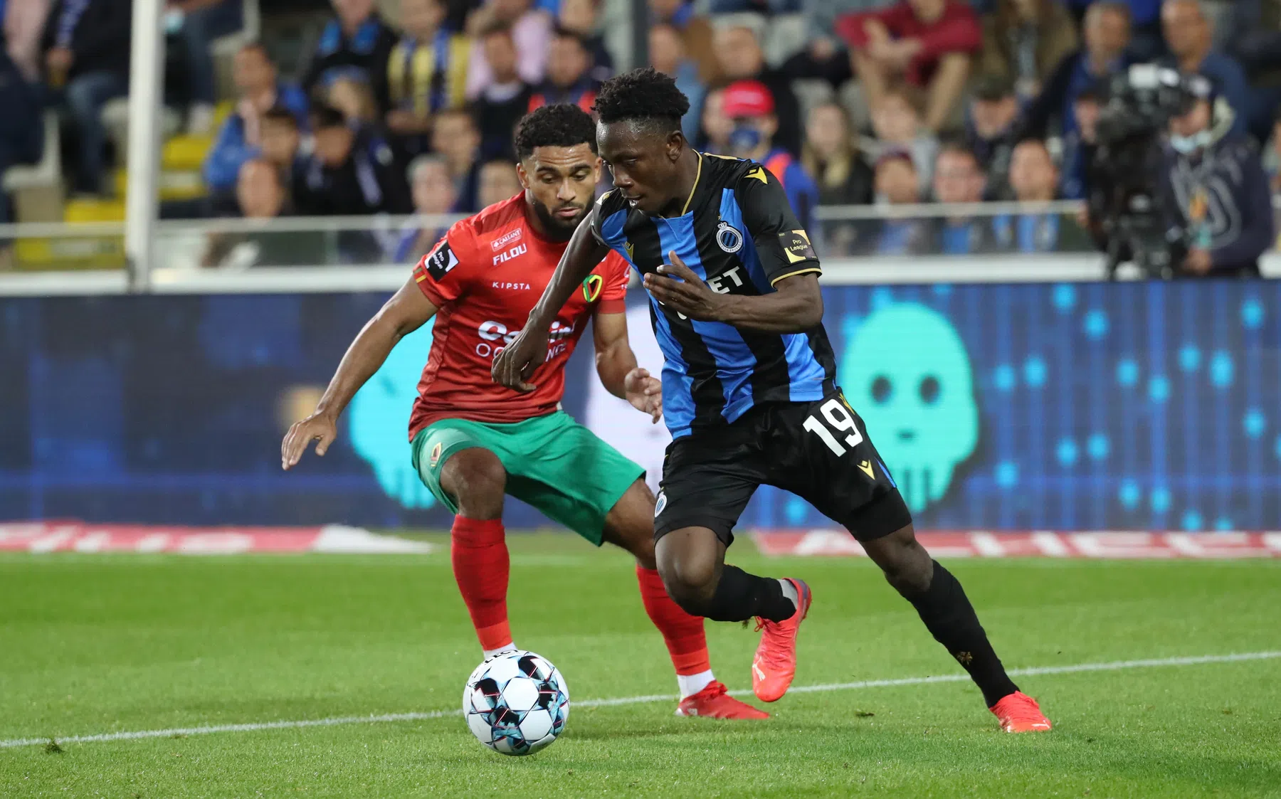 AZ verrast en huurt peperdure aanvaller van Club Brugge