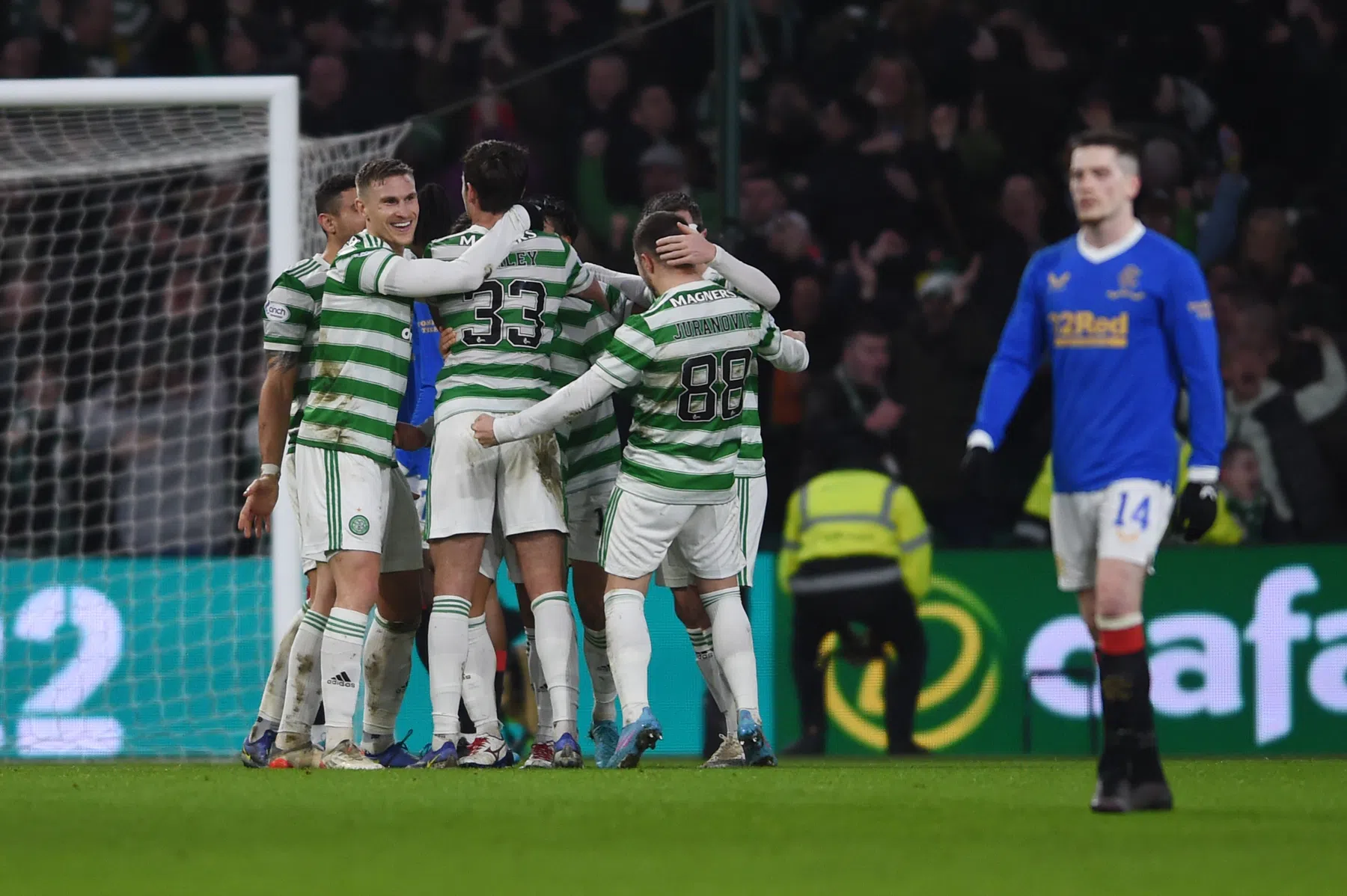 Celtic overrompelt Rangers en trakteert Van Bronckhorst op eerste nederlaag