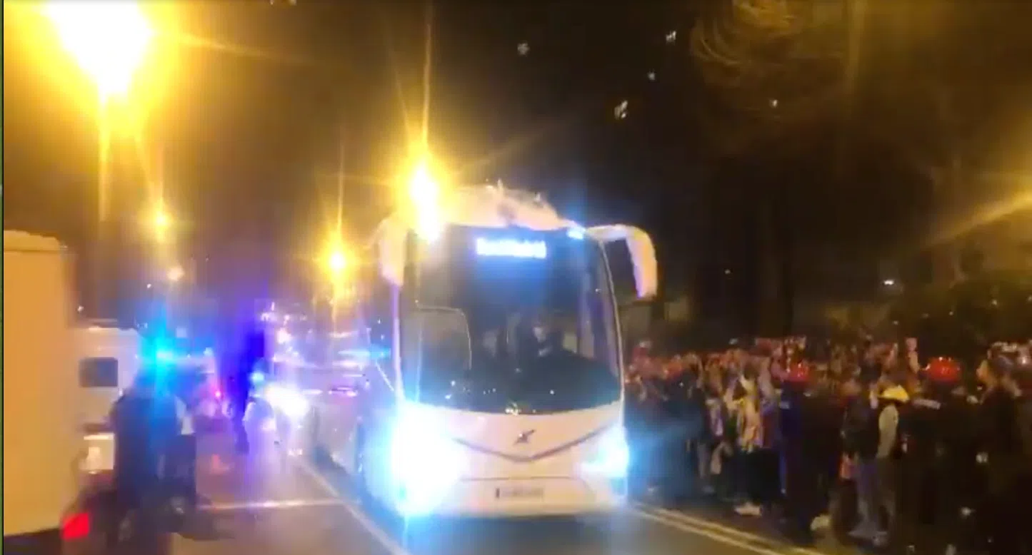 Déjà vu in Spaans bekertoernooi: spelersbus Real Madrid bekogeld