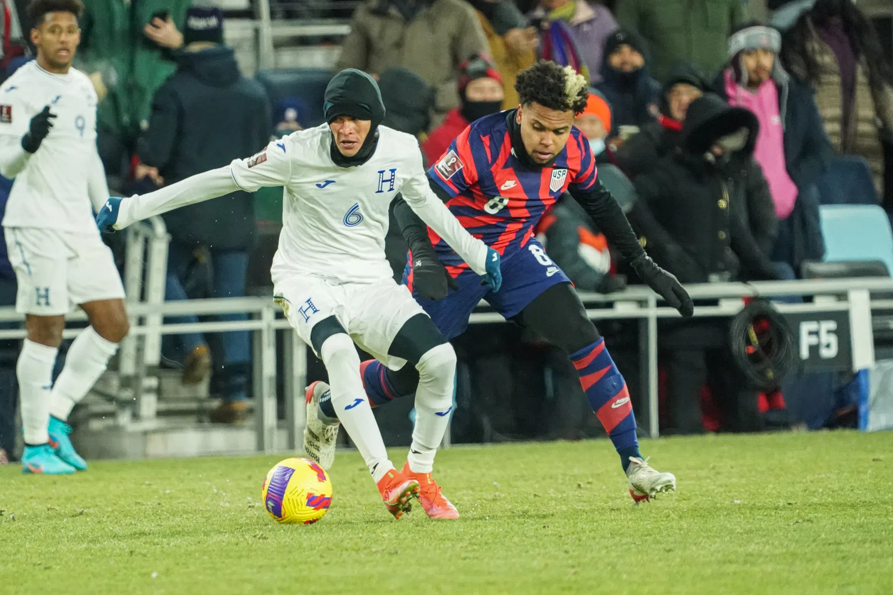 Extreme kou tijdens VS-Honduras, spelers noodgedwongen gewisseld