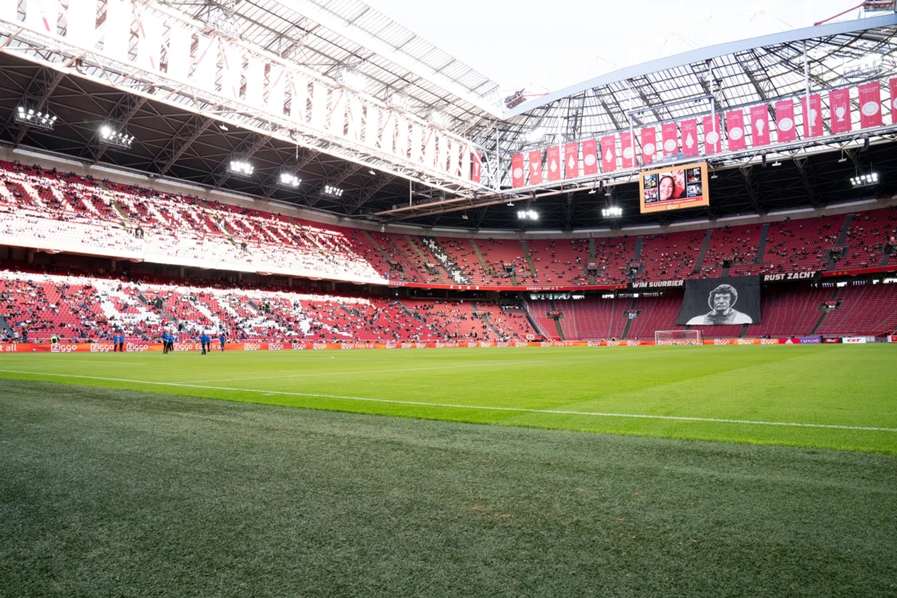 Clubs met speciale shirts en buttons in actie tegen beperkte opening stadions