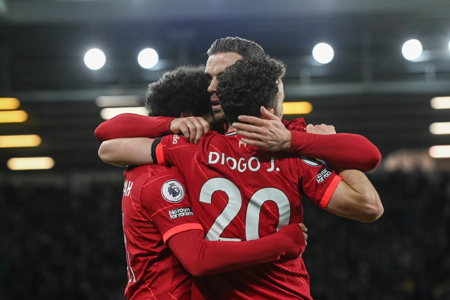 Liverpool bekert verder op prachtige middag voor Elliott