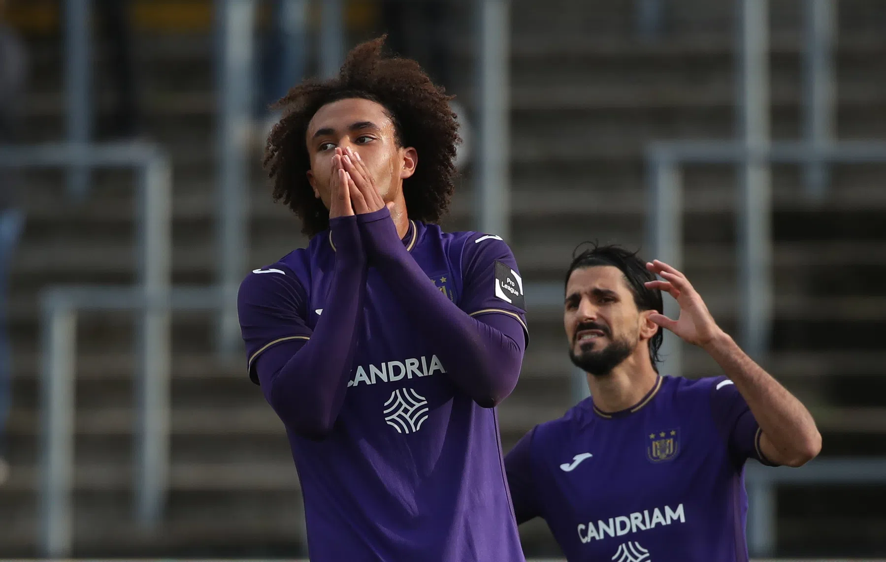 Zirkzee draagt met spectaculaire treffer bij aan zege Anderlecht