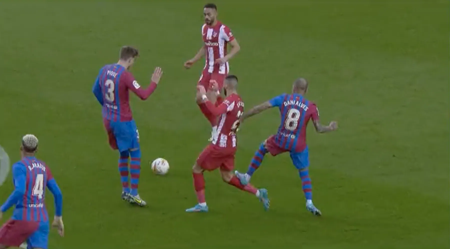 Assist, goal én rood: rentree Alves in Camp Nou gaat niet onopgemerkt voorbij