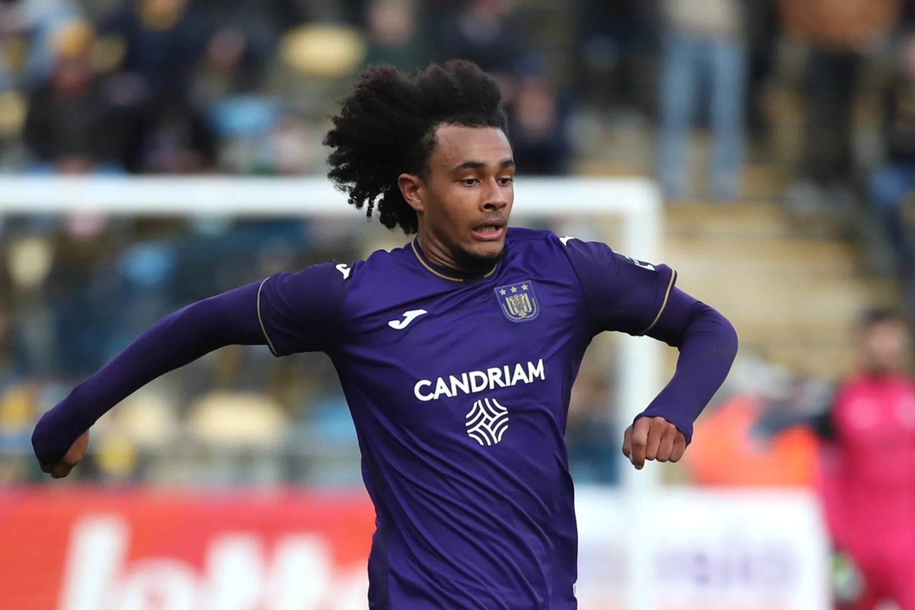 Zirkzee lacht om kunststukje: 'Had er pijn in mijn rug van' 