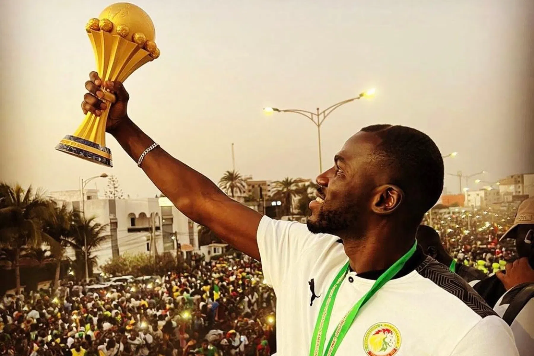 Indrukwekkende beelden: Mané & co krijgen heldenonthaal na Afrika Cup-winst