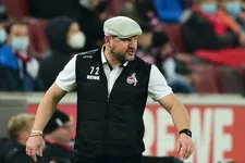 Thumbnail for article: Platte pet en brullen tegen een tv; deze Duitse trainer is meer dan cult