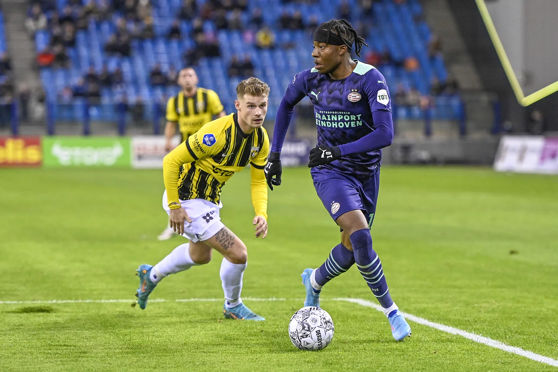 PSV wervelt aan hand van weergaloze Madueke langs Vitesse