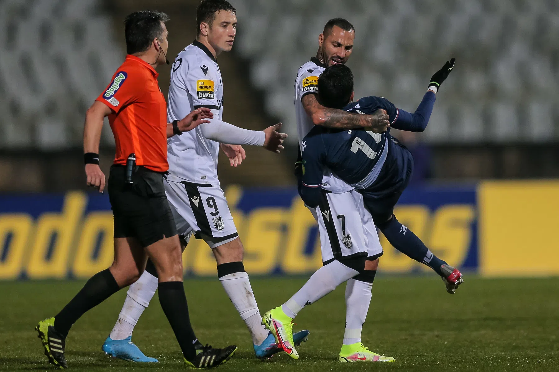 Babel 2.0: Quaresma draagt 'geblesseerde' speler van het veld