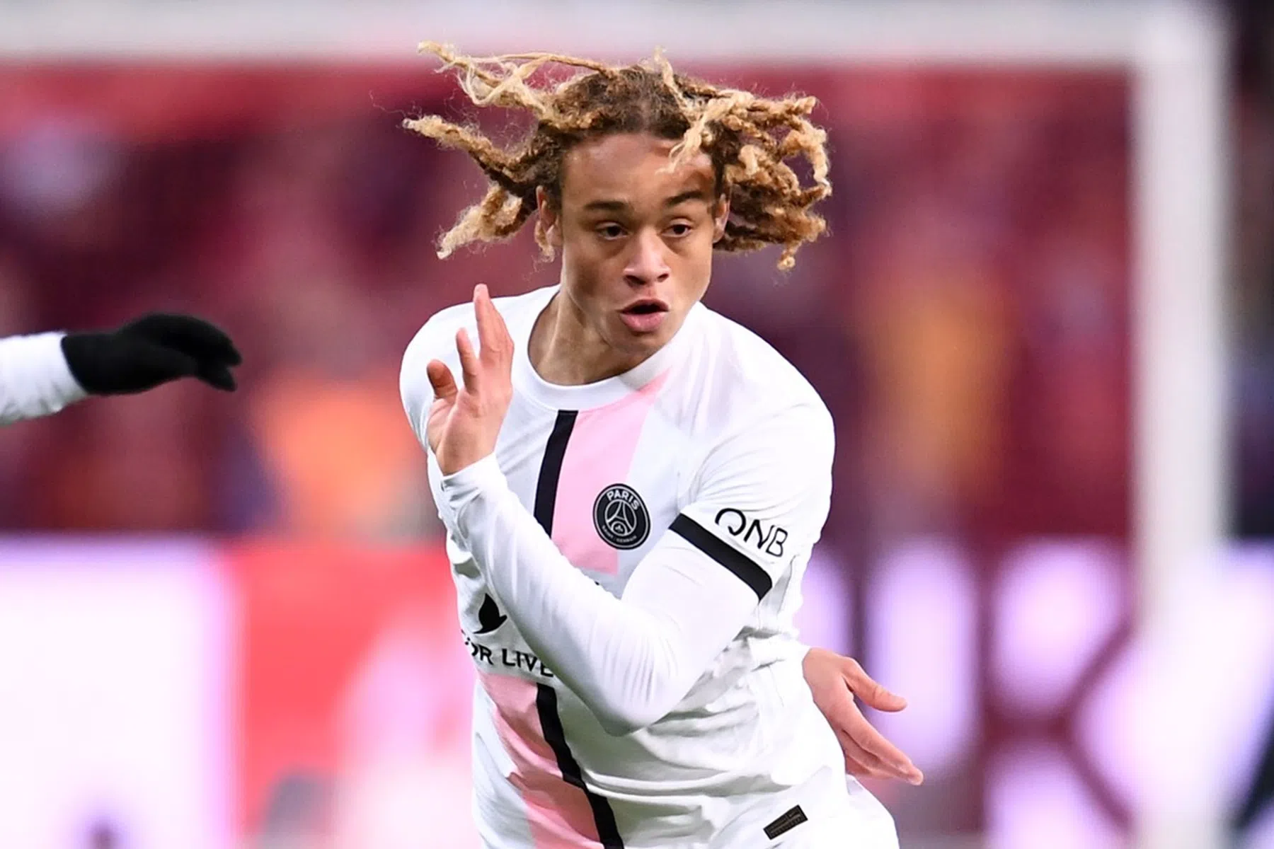 Mbappé redt Paris Saint-Germain bij basisdebuut Xavi Simons